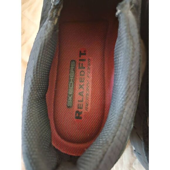 Skechers 13  relaxed fit memory foam Suede slip on, black on black - Picture 3 of 9